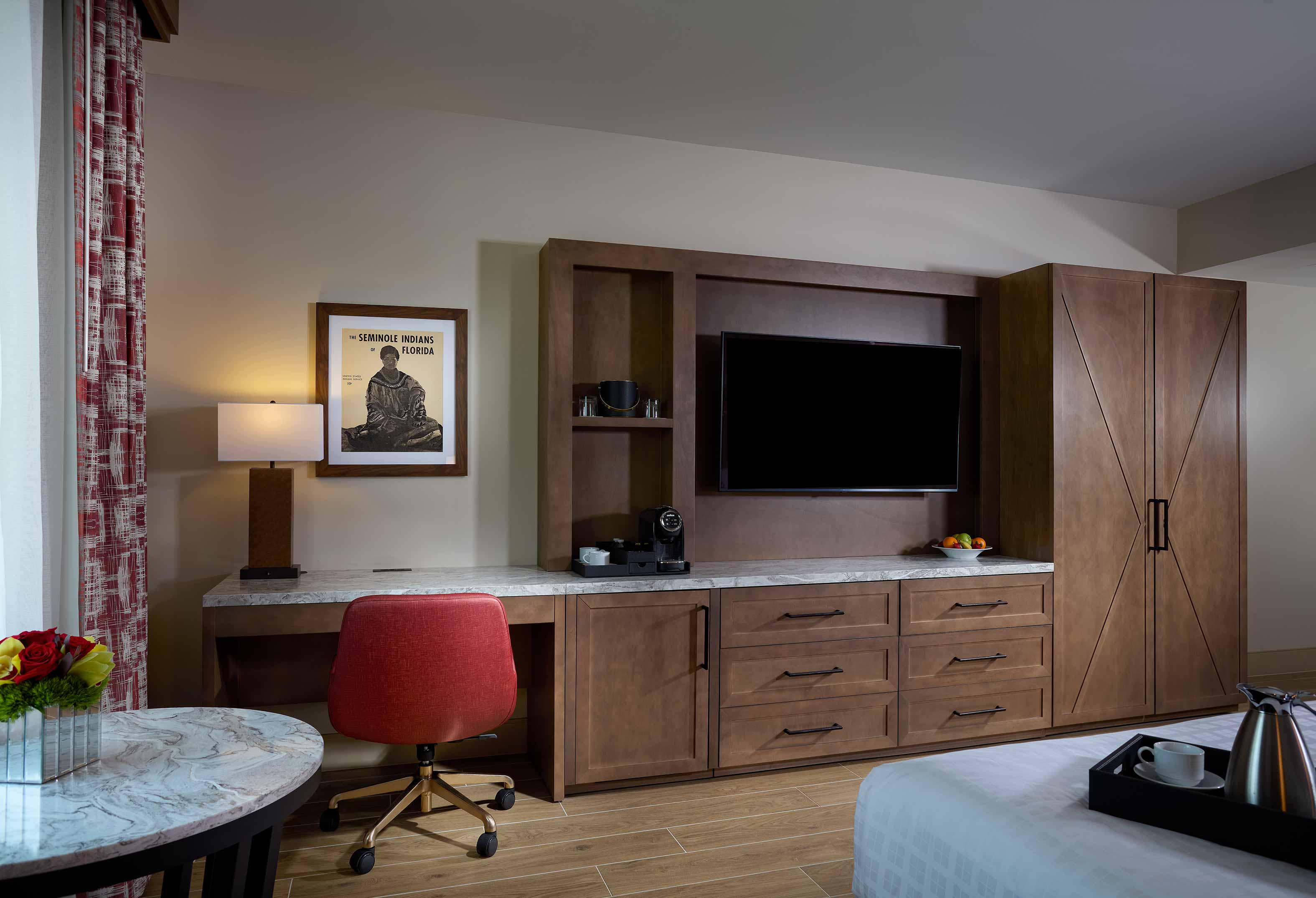 Deluxe King tv, desk and seating area