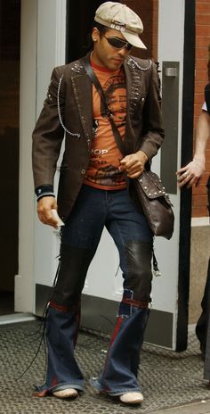 Lenny Kravitz Style 90s, 90s Layered Outfits, 90s Menswear, Funky Male Outfits, Glam Rock Style Men, Messy Fashion, Lenny Kravitz Style, Lenny Kravitz Vest, Mens Rocker Style